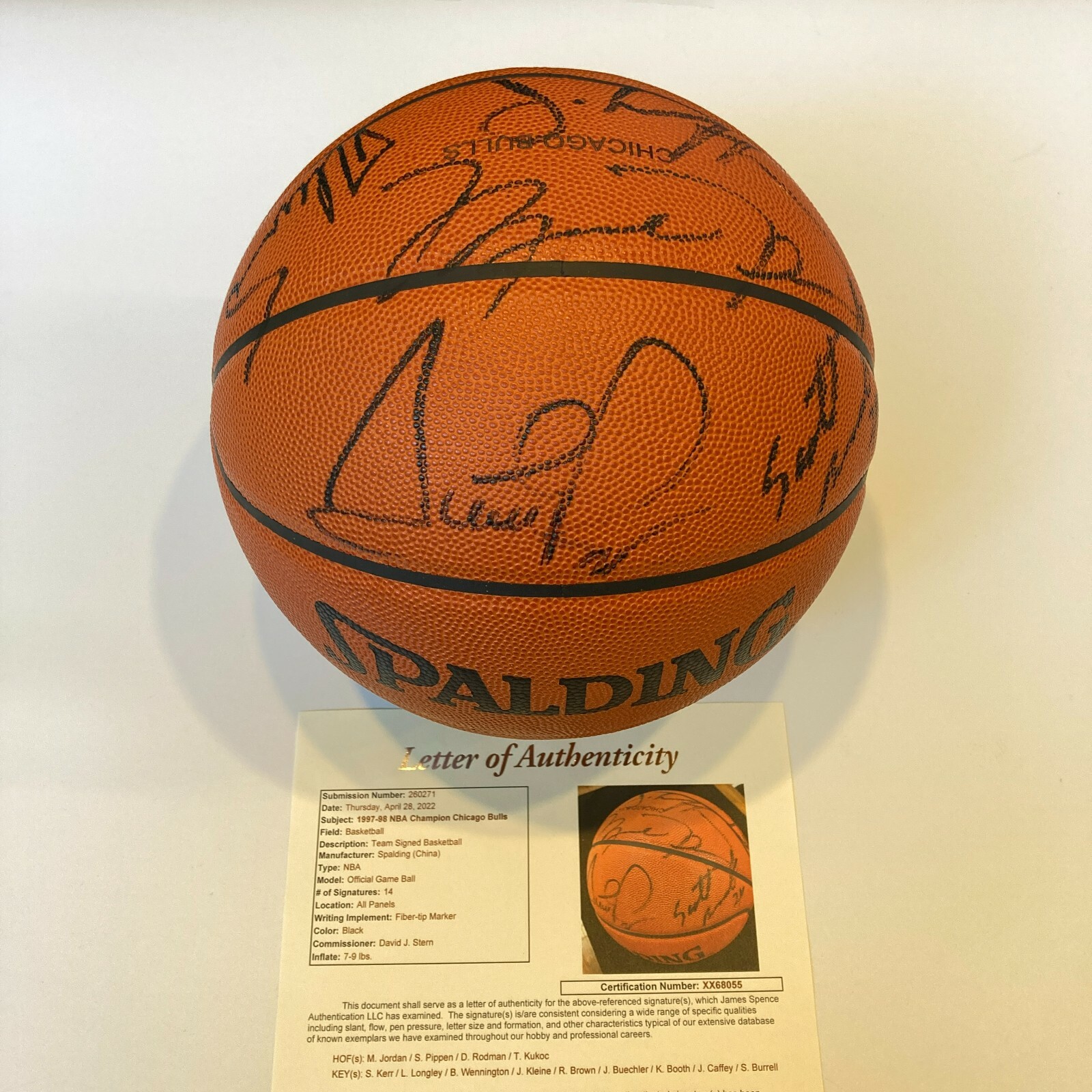 Michael Jordan 1997-98 Chicago Bulls Team Signed Basketball 