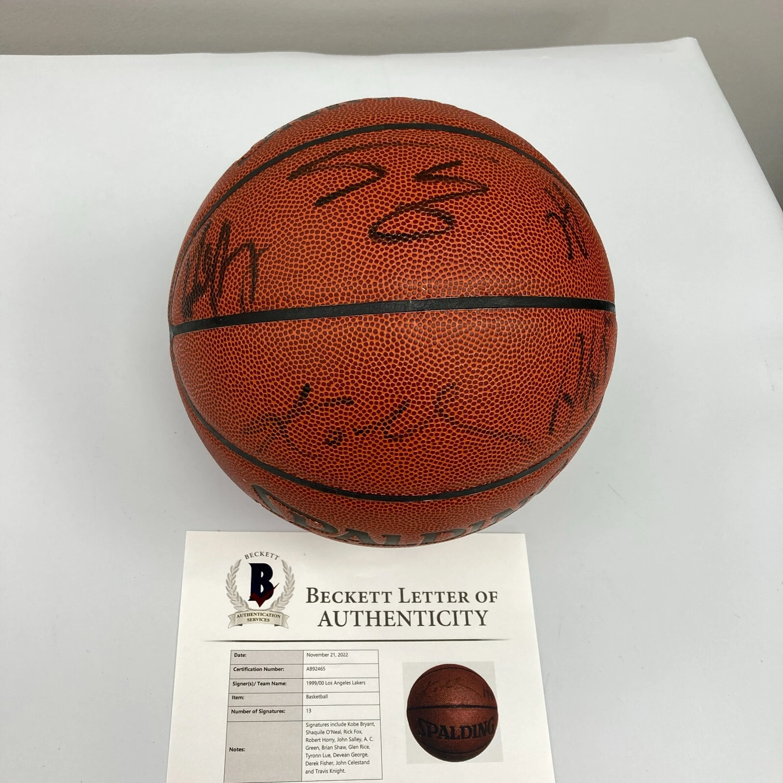 Kobe Bryant 1999-2000 Los Angeles NBA Champs Team Signed Basketball Beckett COA
