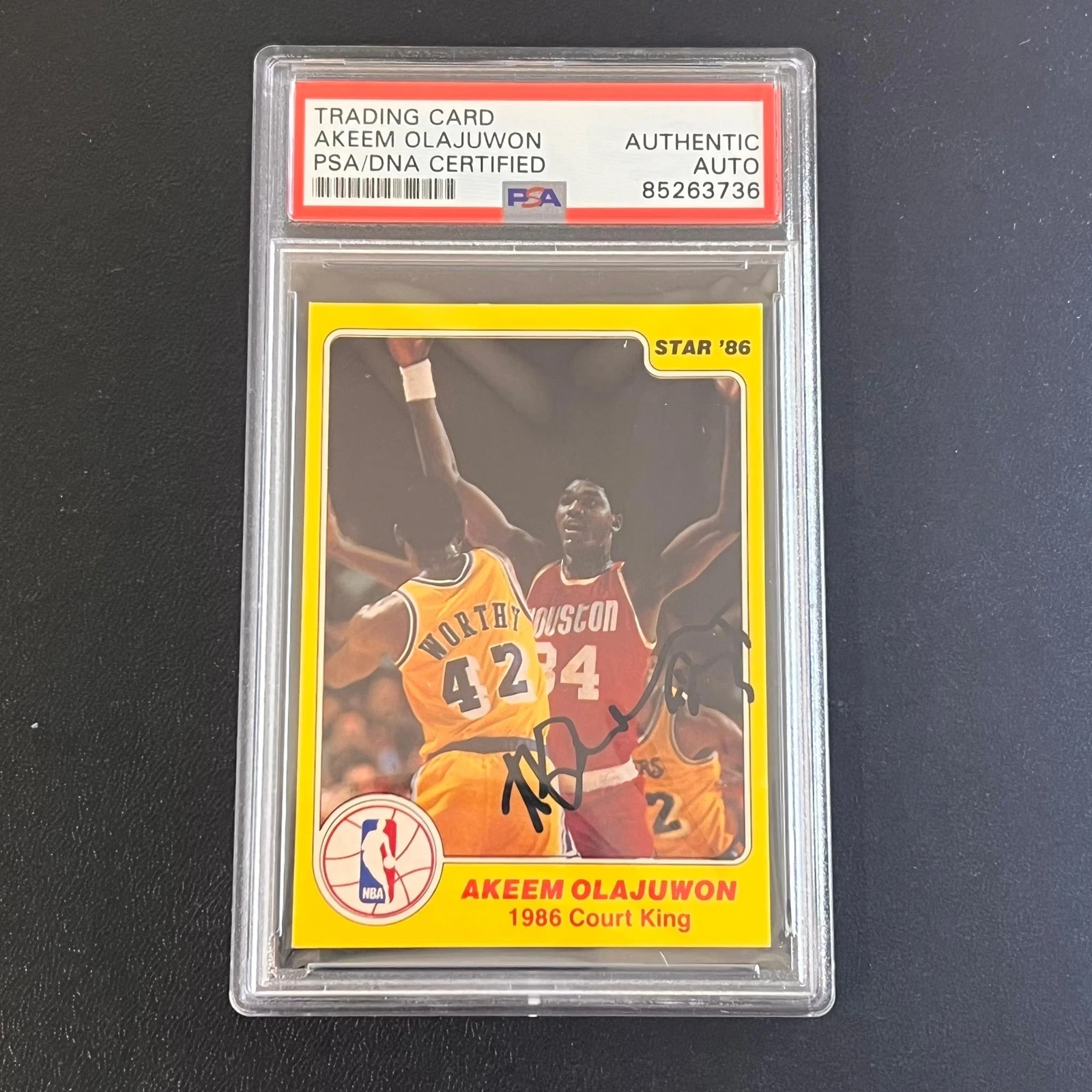 1986 Star Court King #25/33 Akeem Olajuwon Signed Card AUTO PSA Slabbed Rockets