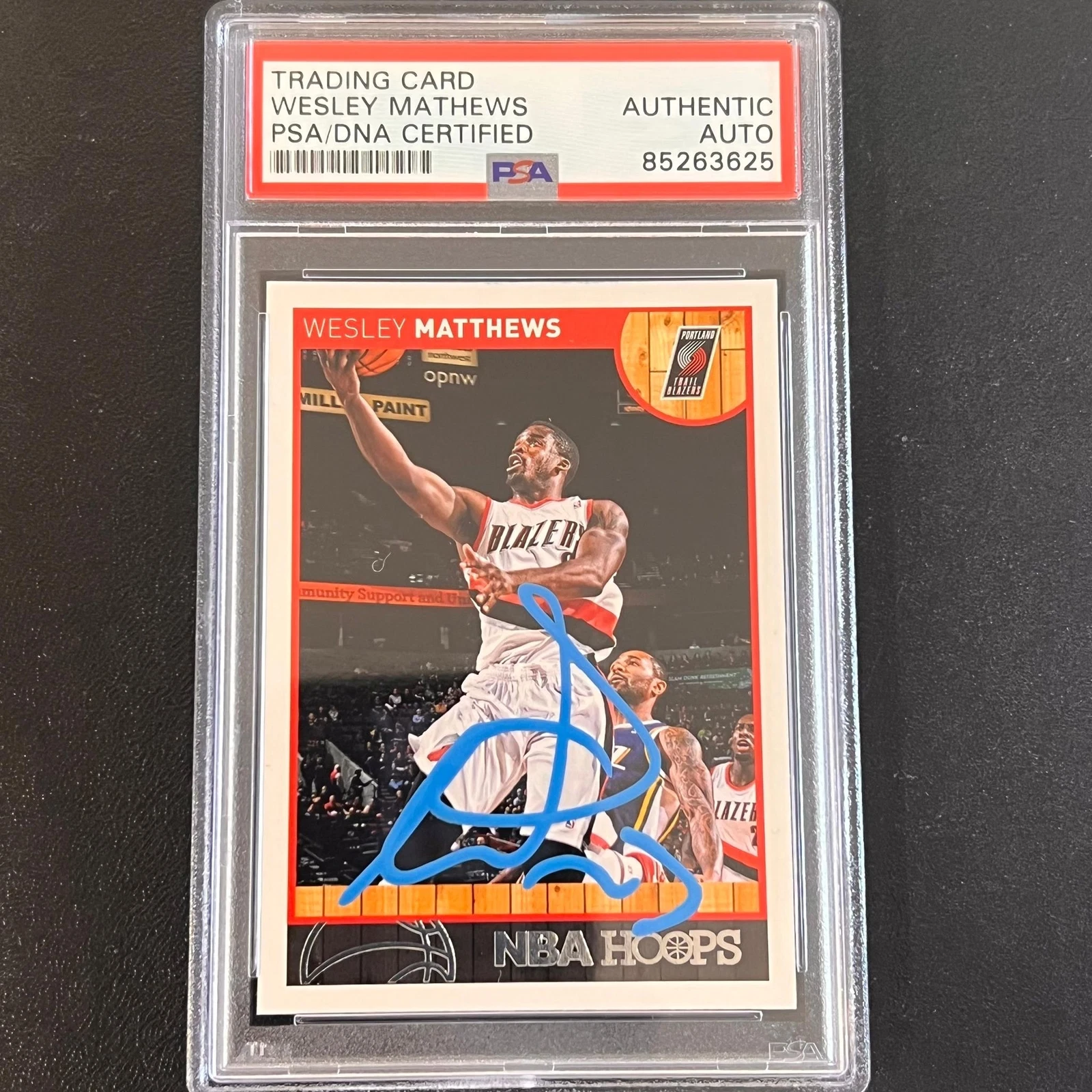 2013-14 NBA Hoops #146 Wesley Matthews Signed Card AUTO PSA Slabbed Trail Blazer