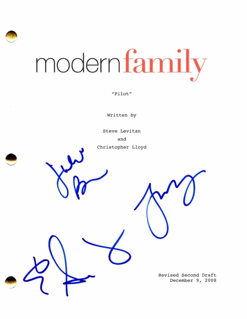 Eric Stonestreet Julie Bowen +1 Signed Autograph Modern Family Full Pilot Script