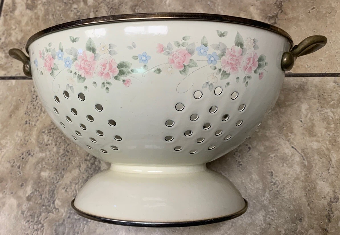 VINTAGE COLANDER ENAMEL PEDESTAL 9″ WIDE ERAMIC METAL STRAINER WHITE W/ FLOWERS COLLECTIBLE MEMORABILIA
