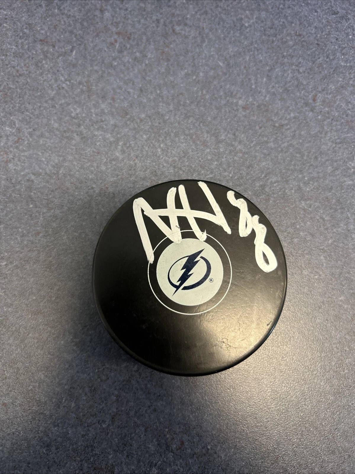 TAMPA BAY LIGHTNING- NIKO HUUHTANEN SIGNED AUTOGRAPH LOGO HOCKEY PUCK COA CRUNCH
