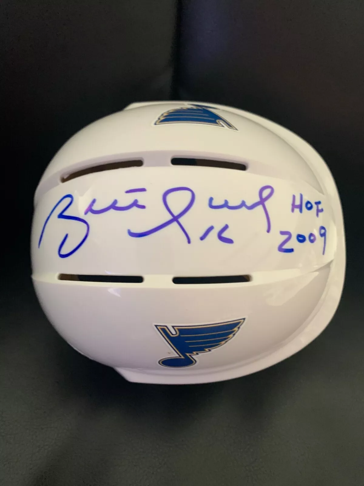 BRETT HULL HAND SIGNED ST LOUIS BLUES MINI-HELMET+JSA         HOF 09 INSCRIPTION