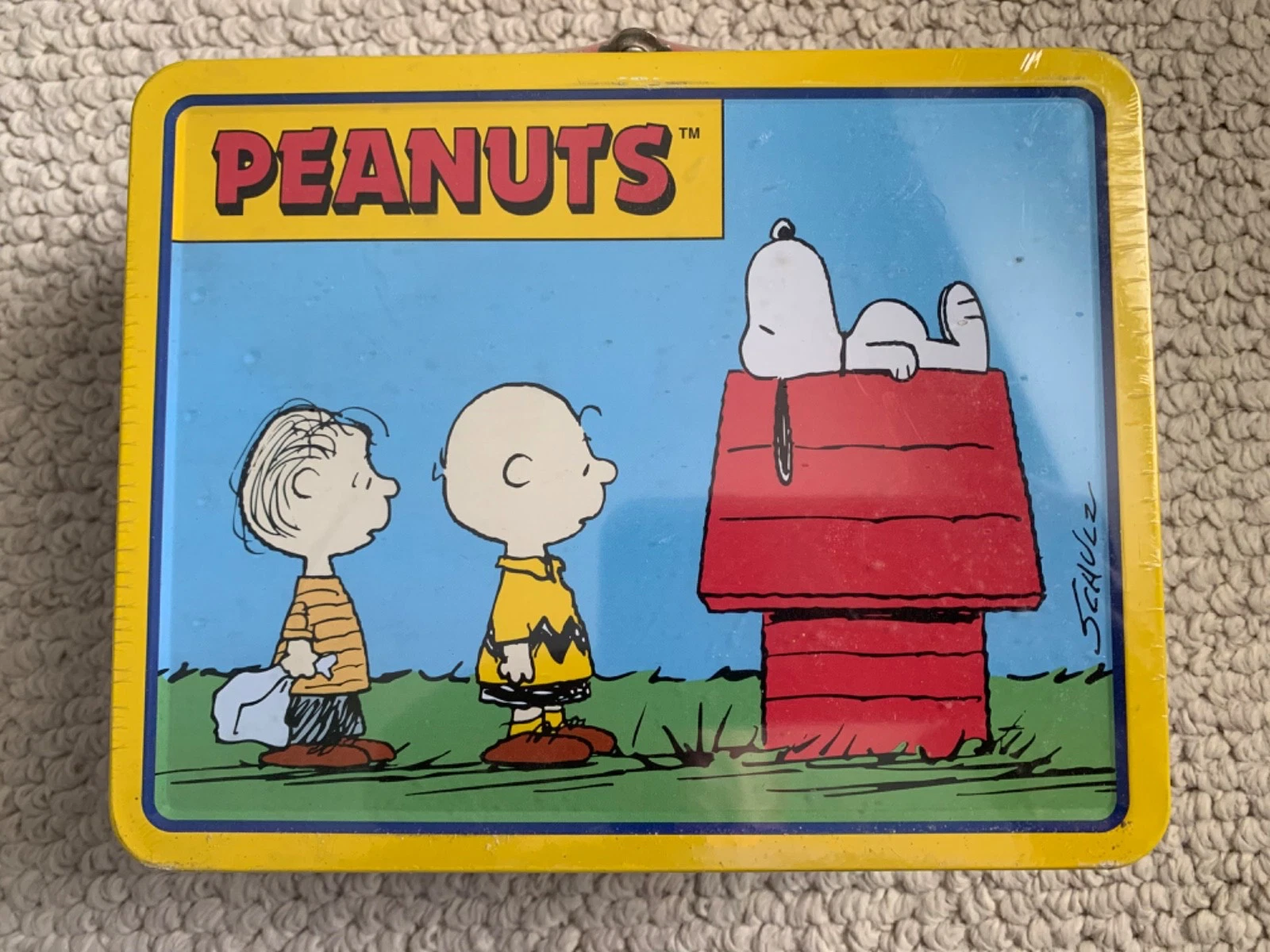 PEANUTS LIMITED EDITION HOUSE LUNCHBOX IN ORIGINAL PLASTIC    SNOOPY ON DOGHOUSE