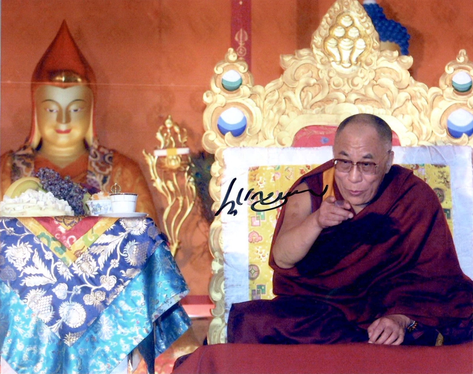 DALAI LAMA HAND SIGNED 8x10 COLOR PHOTO      AMAZING+RARE POSE     JSA LETTER