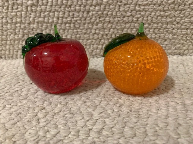 LOT OF 2 VINTAGE GLASS PAPERWEIGHTS      APPLE+ORANGE      AMAZING NEW CONDITION