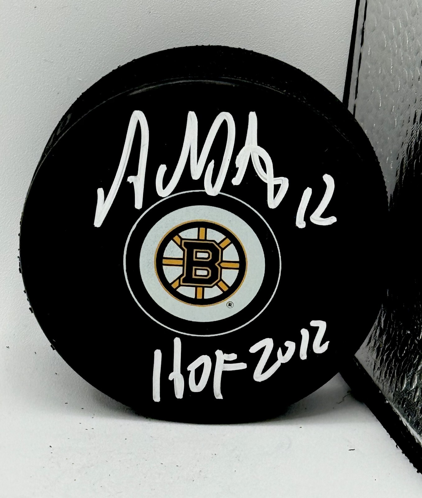 Adam Oates signed Boston Bruins Logo Puck W/ HOF Inscription Beckett Witnessed