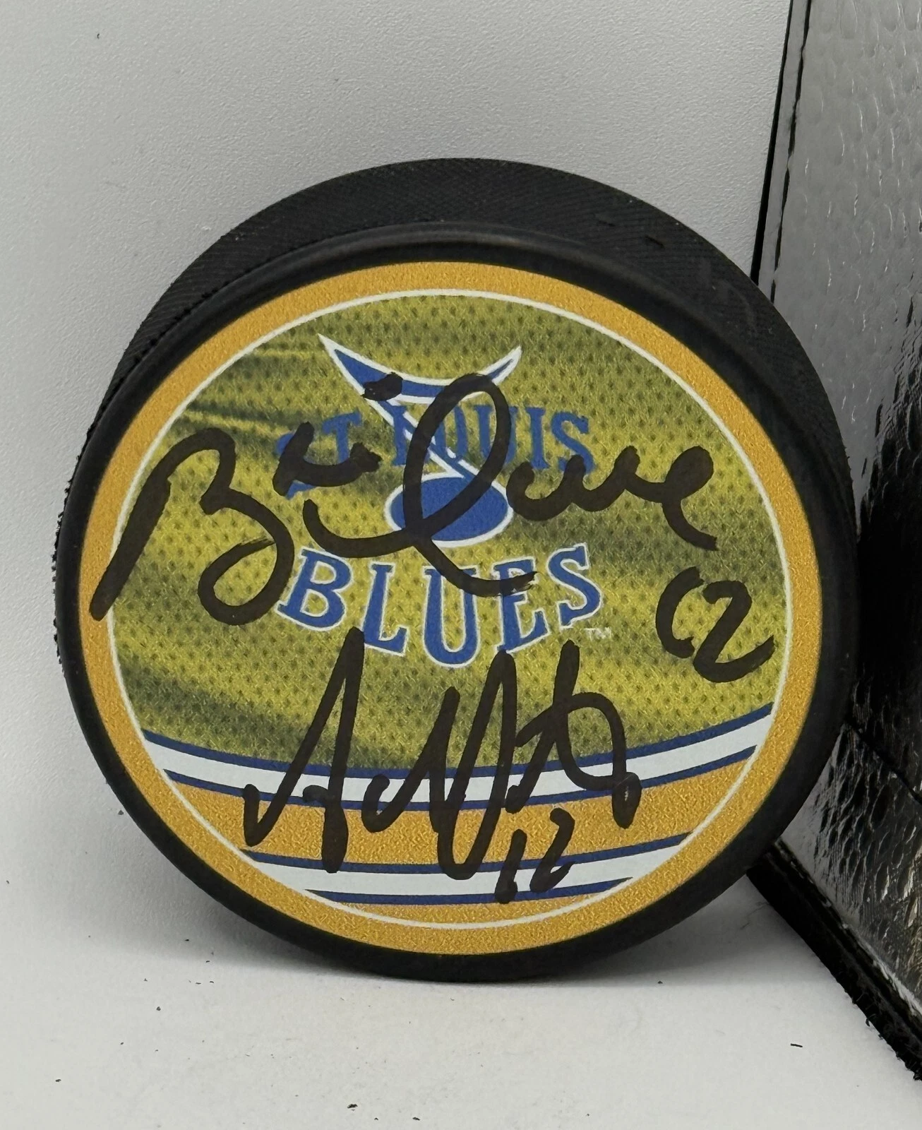 Brett Hull & Adam Oates signed St. Louis Blues Reverse Retro Puck Beckett Witnes