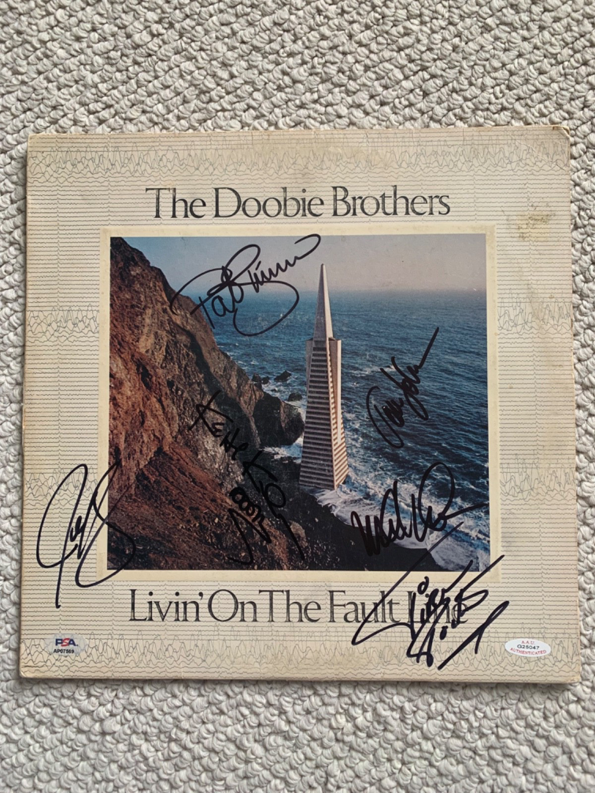 DOOBIE BROTHERS HAND SIGNED LIVIN ON FAULT LINE COVER+PSA LETTER       6 SIGNED