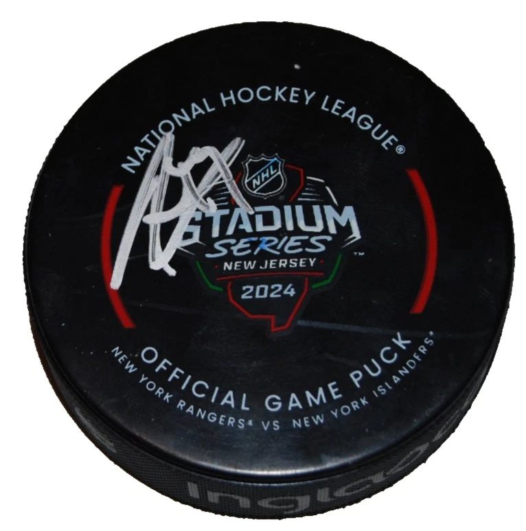 ANDERS LEE signed (NEW YORK ISLANDERS) Stadium Series Game puck BECKETT BR25948