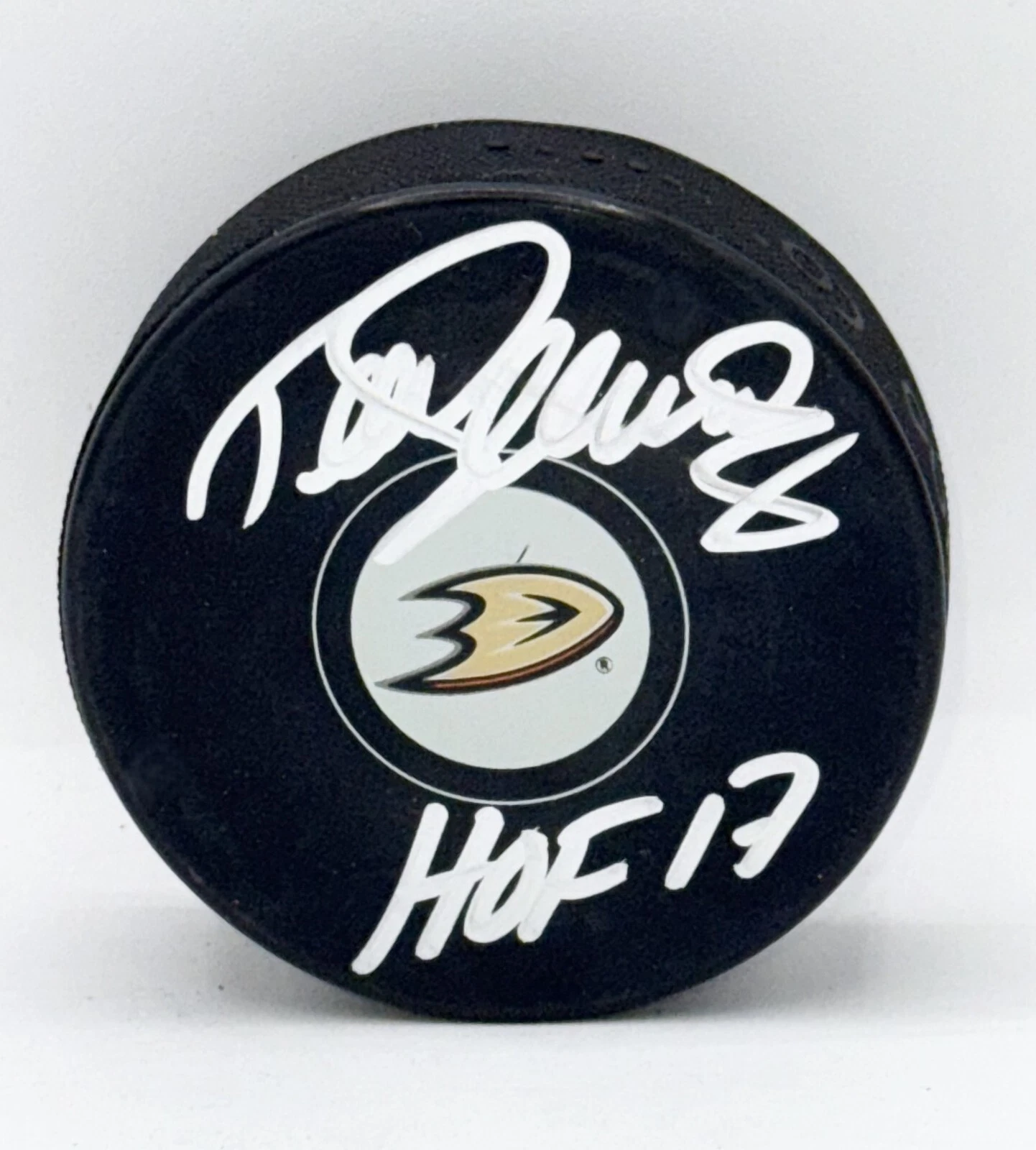 Teemu Selanne signed Anaheim Ducks Logo Puck W/ HOF Inscrip Beckett Witnessed