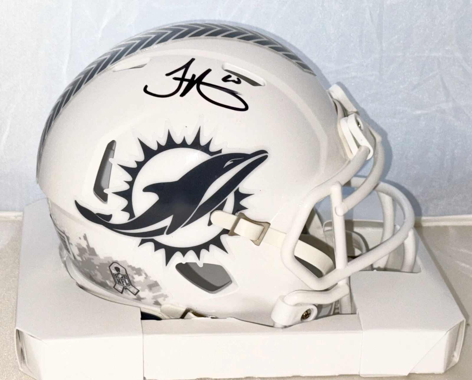 TYREEK HILL SIGNED MIAMI DOLPHINS SALUTE TO SERVICE MINI HELMET BECKETT WITNESS COLLECTIBLE MEMORABILIA