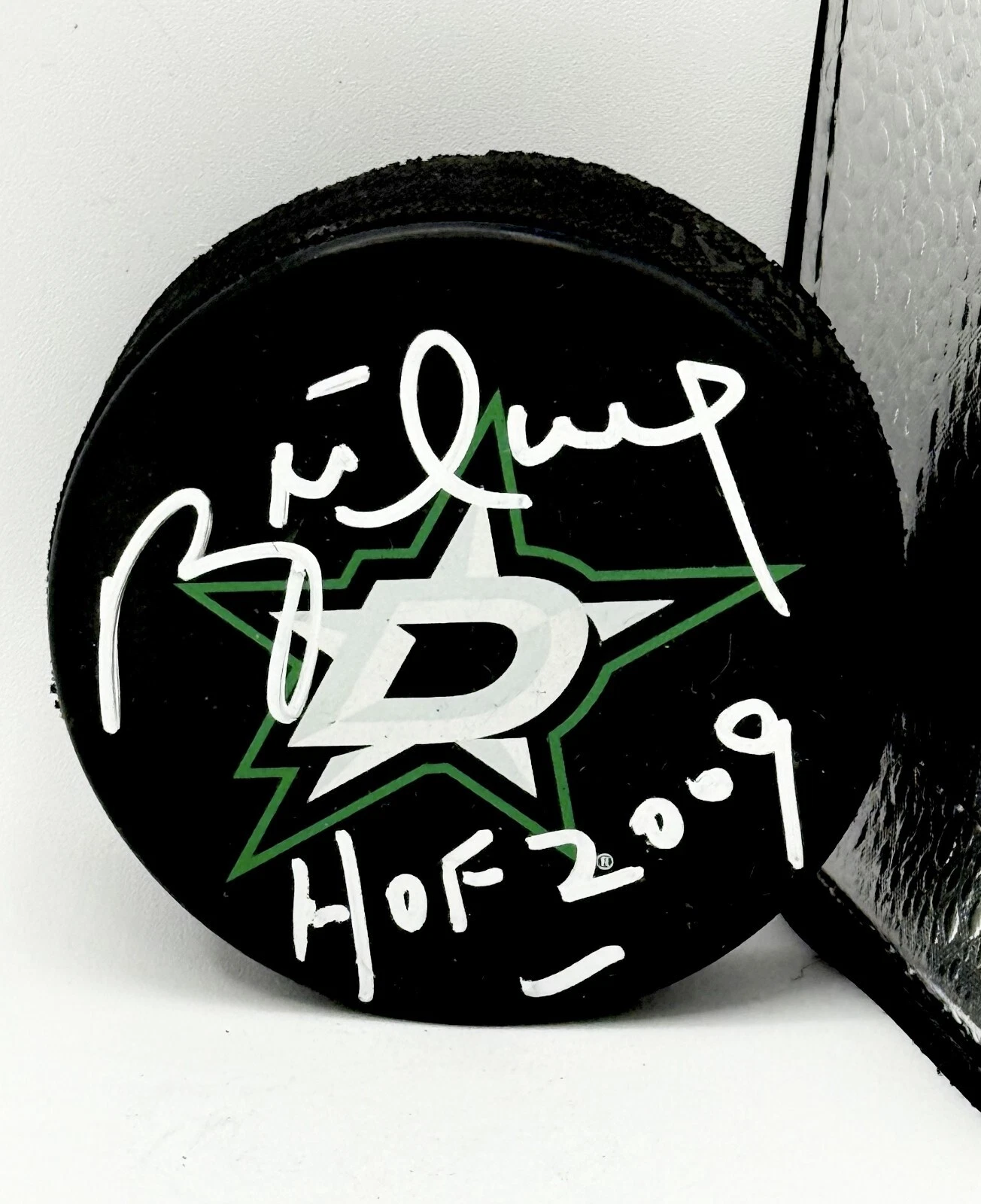 Brett Hull signed Dallas Stars Puck W/ HOF Inscription Beckett Witnessed