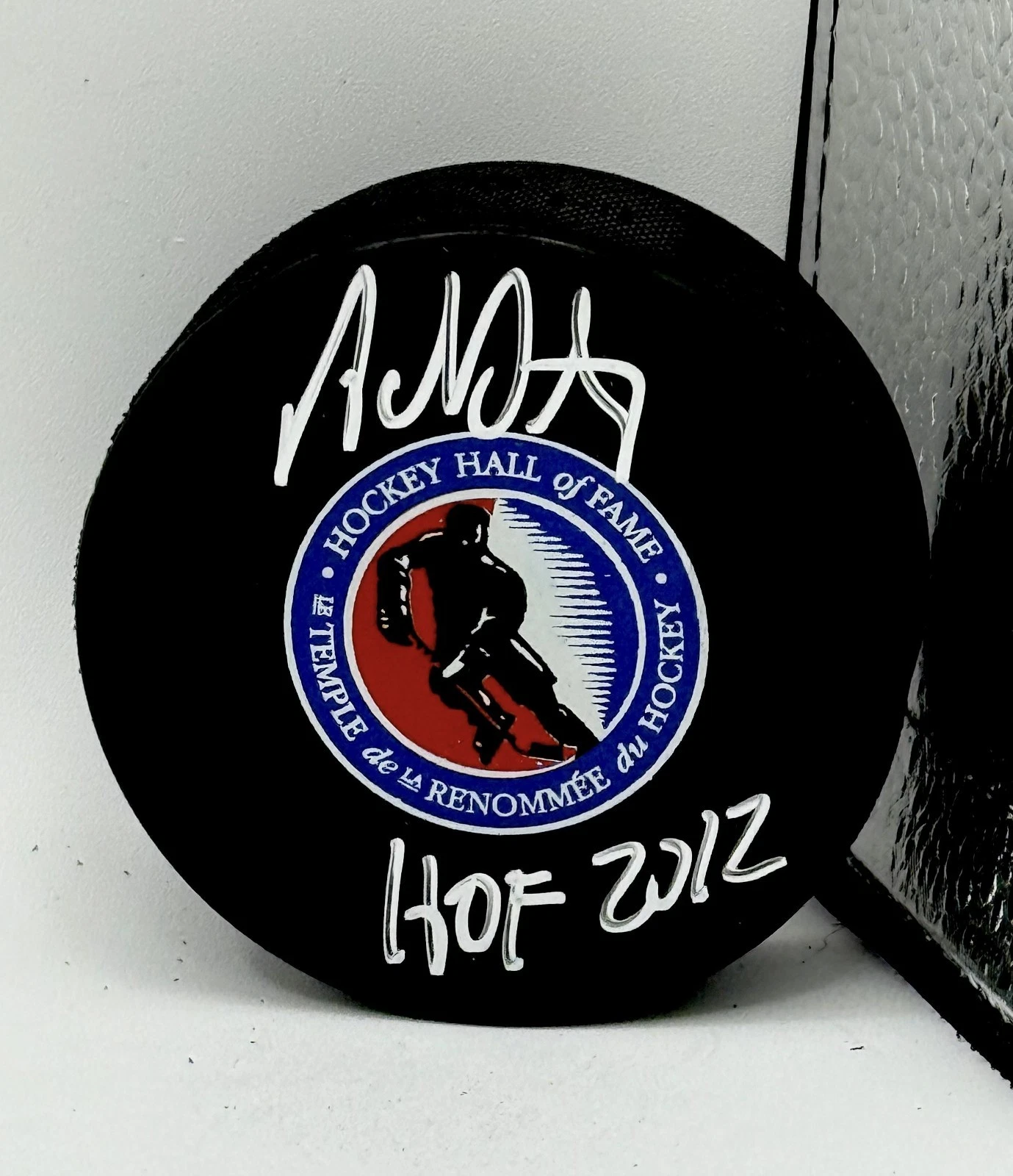 Adam Oates Bruins signed Hall of Fame Puck W/ HOF Inscription Beckett Witnessed