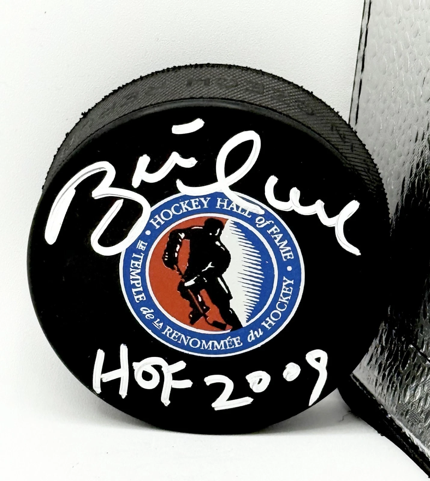 Brett Hull Blues signed Hall of Fame Puck W/ HOF Inscription Beckett Witnessed