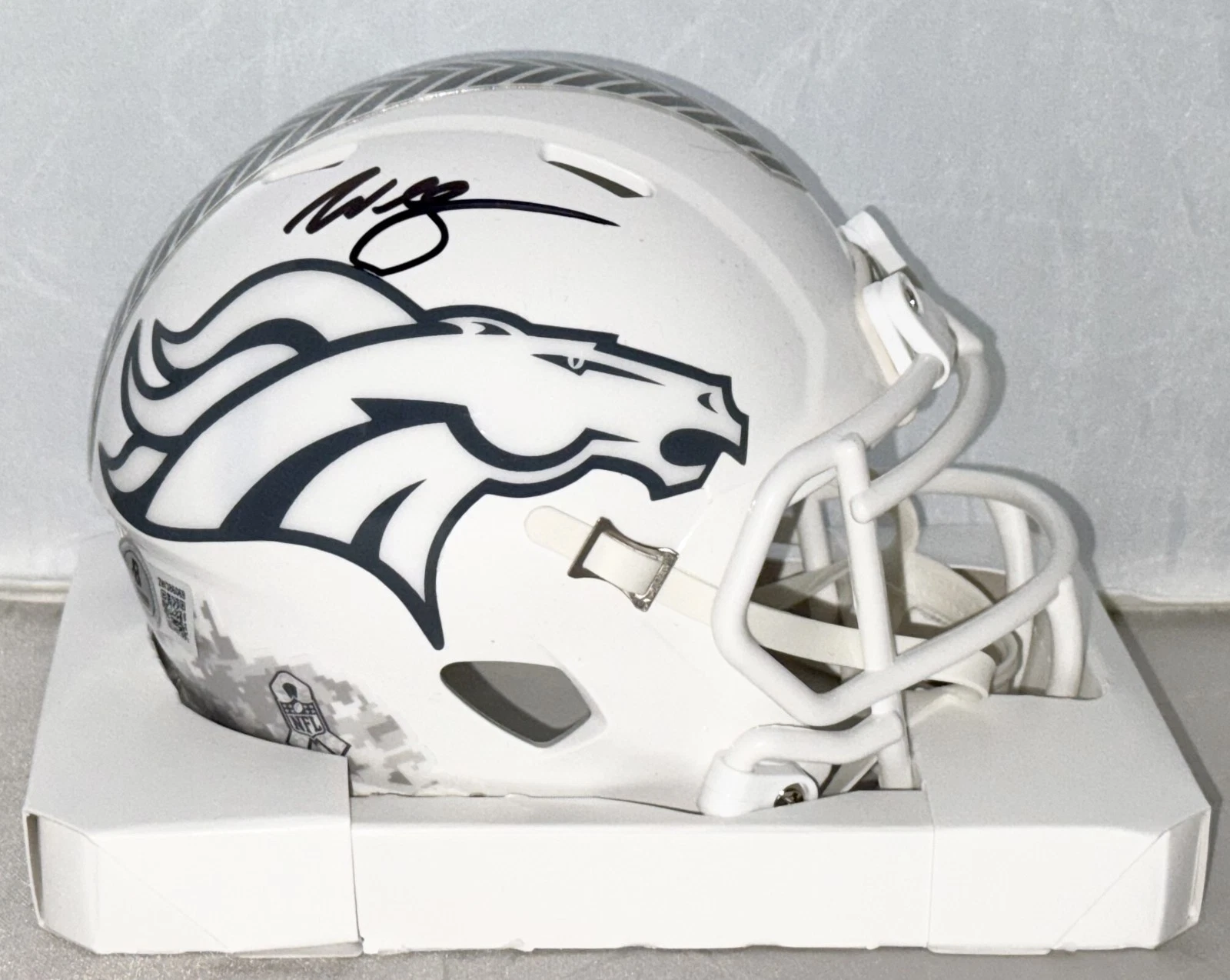 WILLIS MCGAHEE SIGNED DENVER BRONCOS SALUTE TO SERVICE MINI HELMET BECKETT WITN. COLLECTIBLE MEMORABILIA