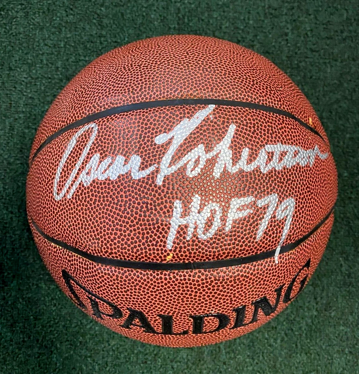 OSCAR ROBERTSON HOF 79 SIGNED AUTOGRAPHED SPALDING BASKETBALL BECKETT AUTHENTIC