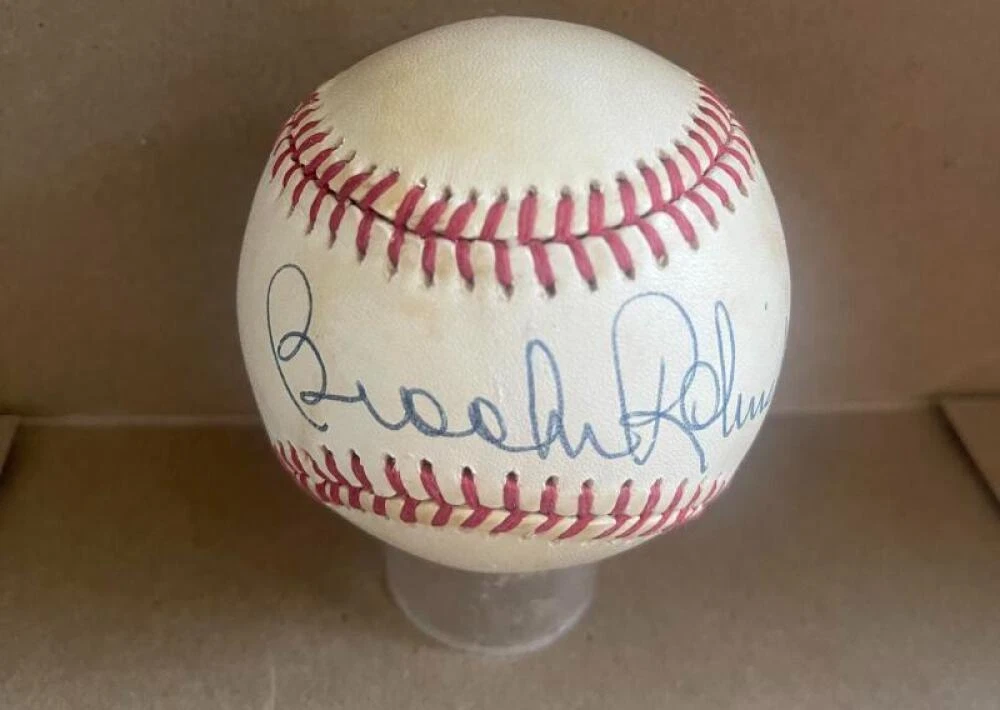 BROOKS ROBINSON ORIOLES SIGNED AUTO VINTAGE A.L. BASEBALL BECKETT AUTH