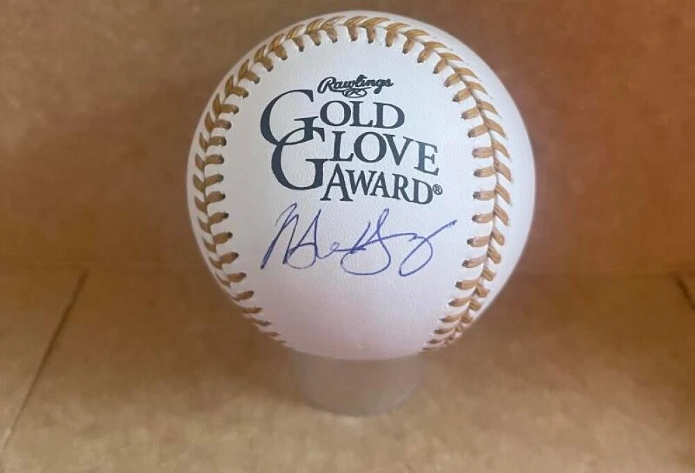 MICHAEL YOUNG RANGERS SIGNED AUTOGRAPHED GOLD GLOVE BASEBALL BECKETT AUTH