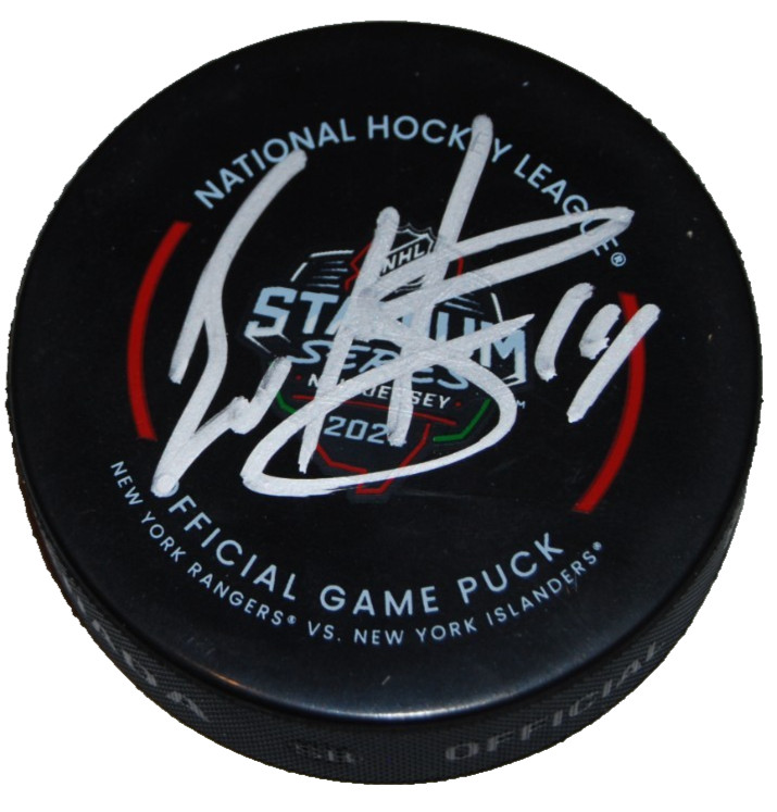 BO HORVAT signed (NEW YORK ISLANDERS) Stadium Series Game puck BECKETT BR25937