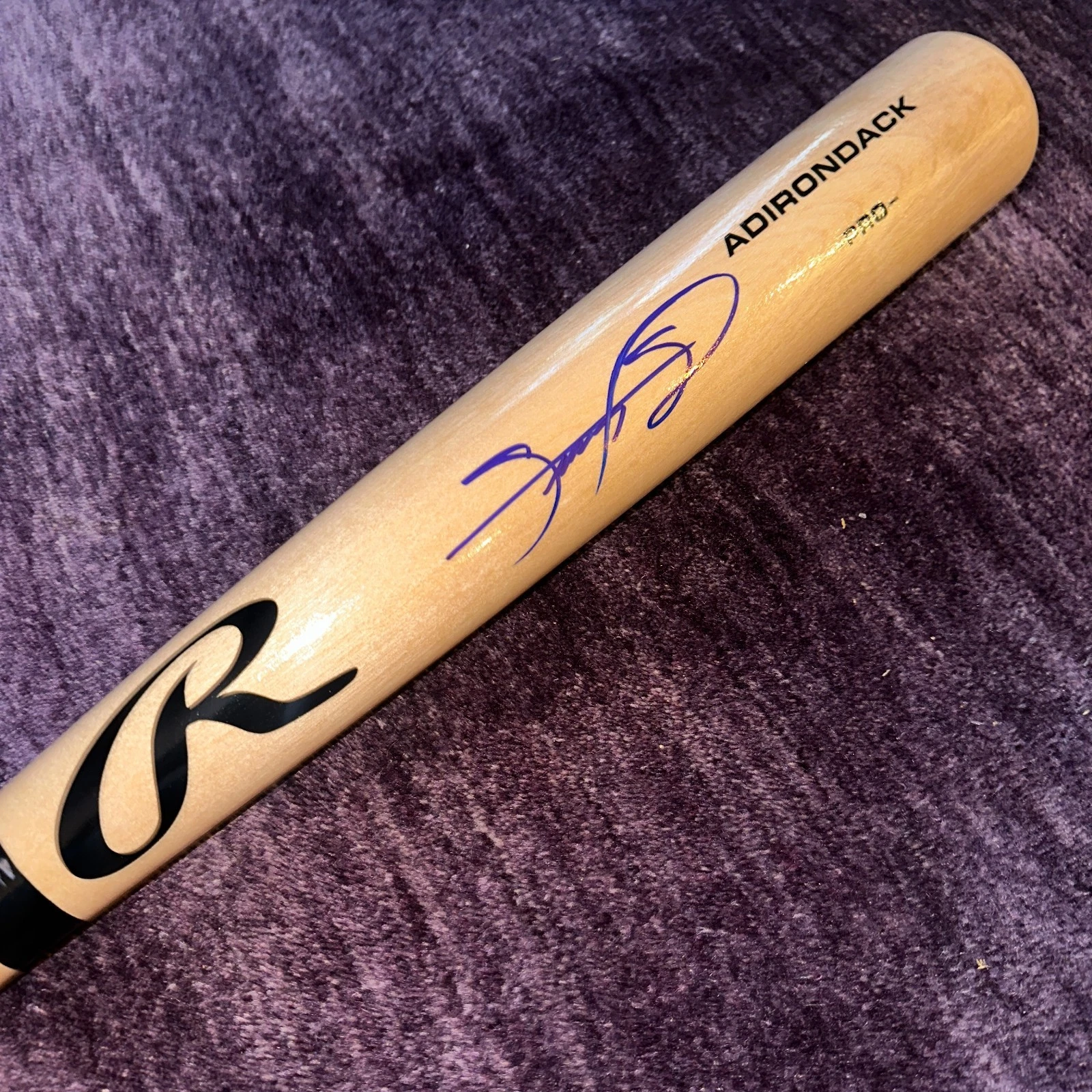 SAMMY SOSA (CHICAGO CUBS) SIGNED RAWLINGS BAT BECKETT (BAS) COLLECTIBLE MEMORABILIA