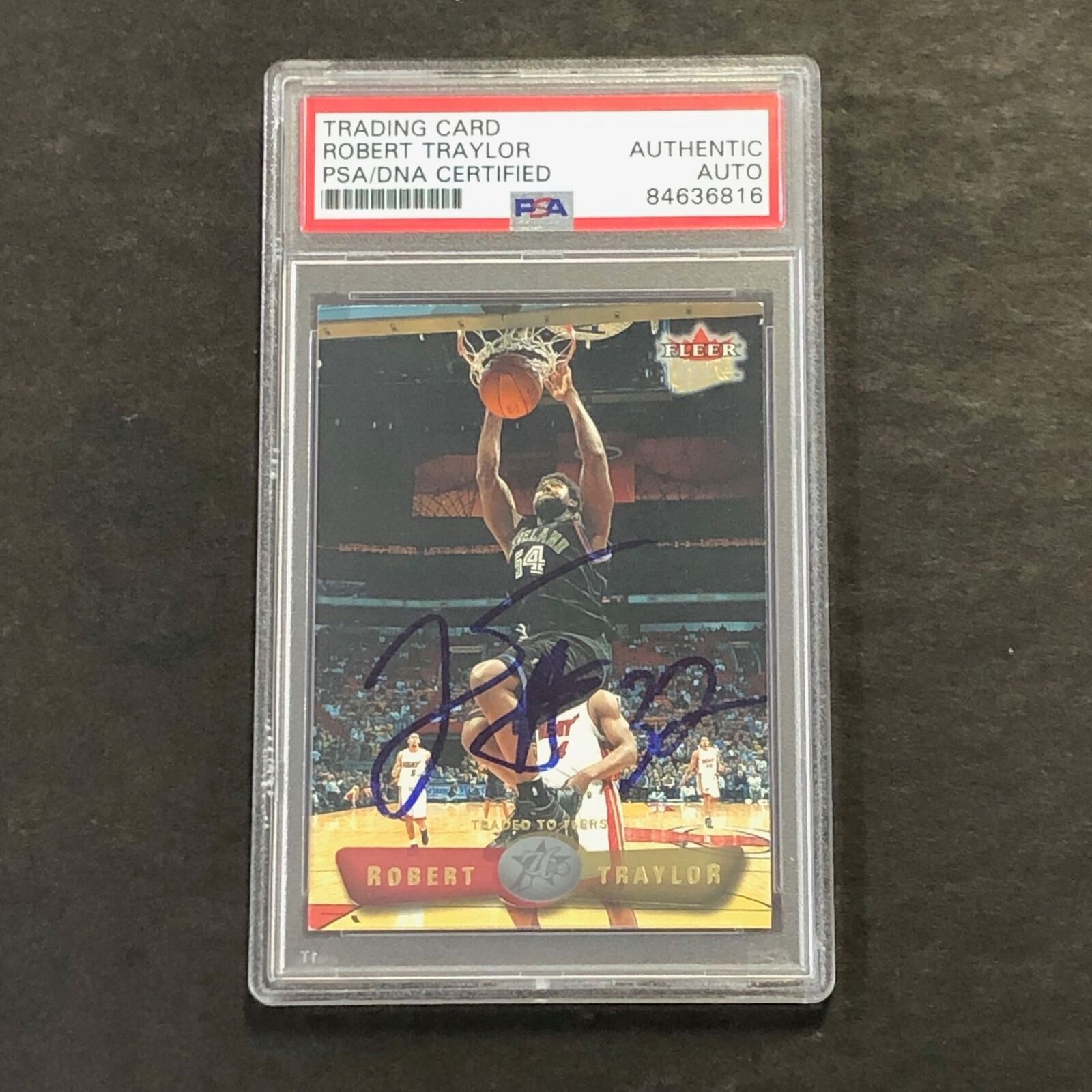 2001-02 Fleer #57 Robert Traylor Signed Card AUTO PSA/DNA Slabbed 76ers