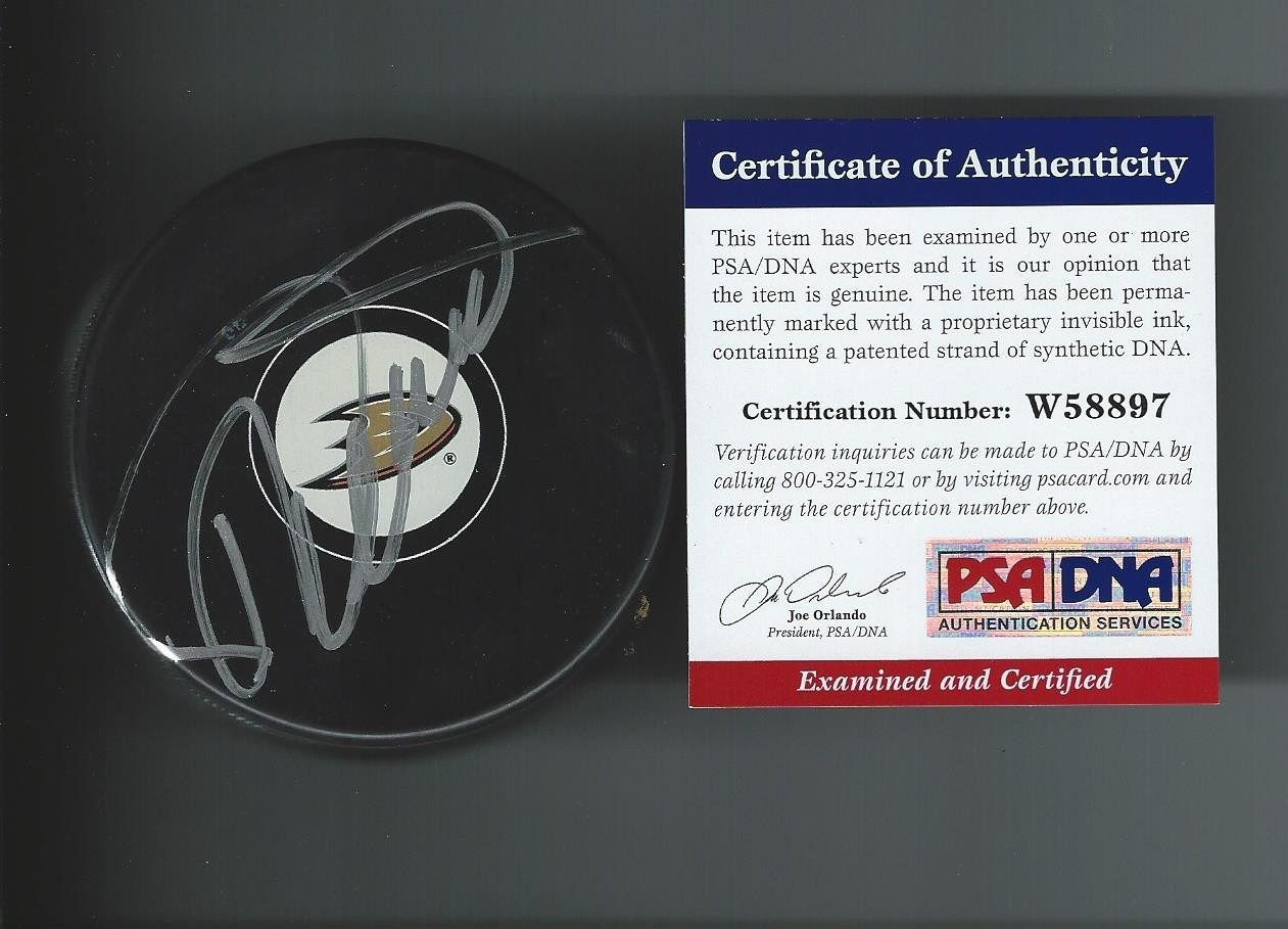Teemu SELANNE Signed Anaheim Ducks Puck PSA/DNA W58897