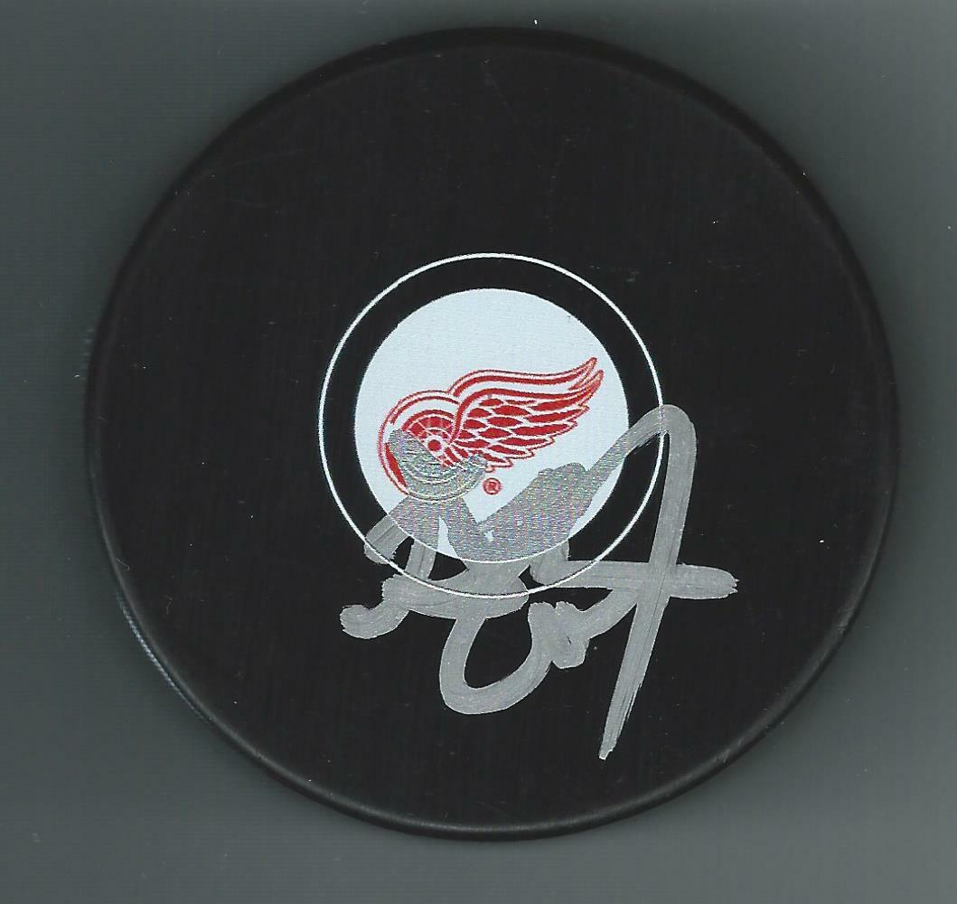 Steve Coates Signed Detroit Red Wings Puck Philadelphia Flyers