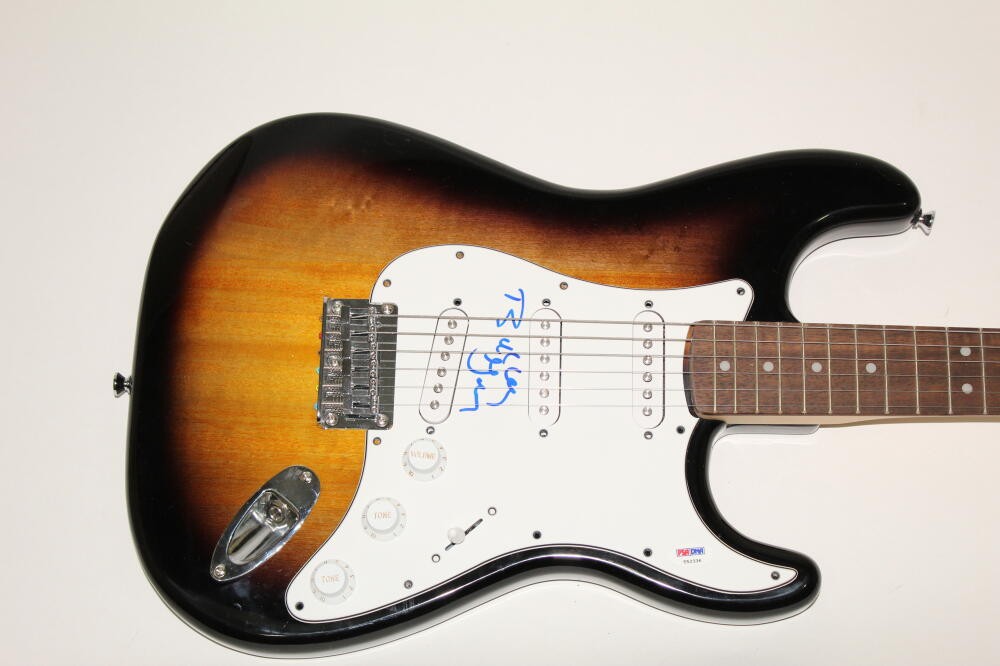 BUDDY GUY SIGNED AUTOGRAPH FENDER BRAND ELECTRIC GUITAR - ROCK & BLUES ICON PSA