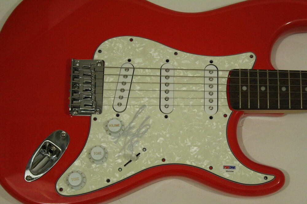 AMY LEE SIGNED AUTOGRAPH FENDER BRAND ELECTRIC GUITAR - EVANESCENCE BEAUTY PSA