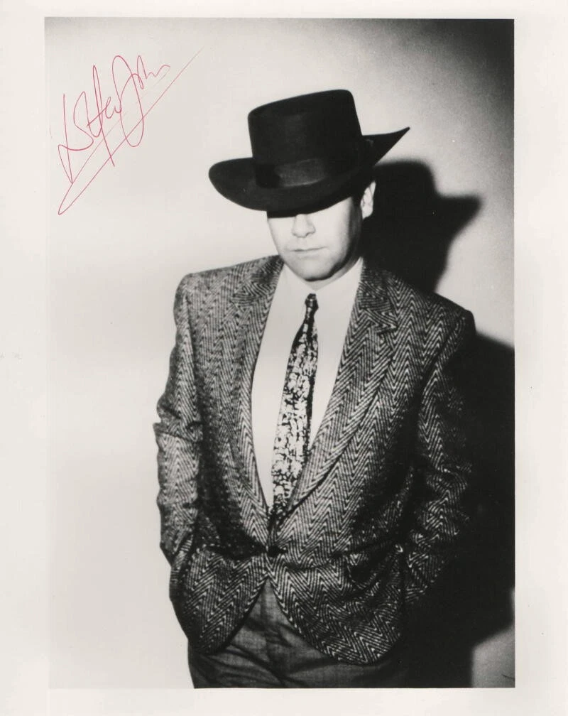 ELTON JOHN SIGNED AUTOGRAPH 8X10 PHOTO - AWESOME VINTAGE PHOTO W/ FULL SIGNATURE