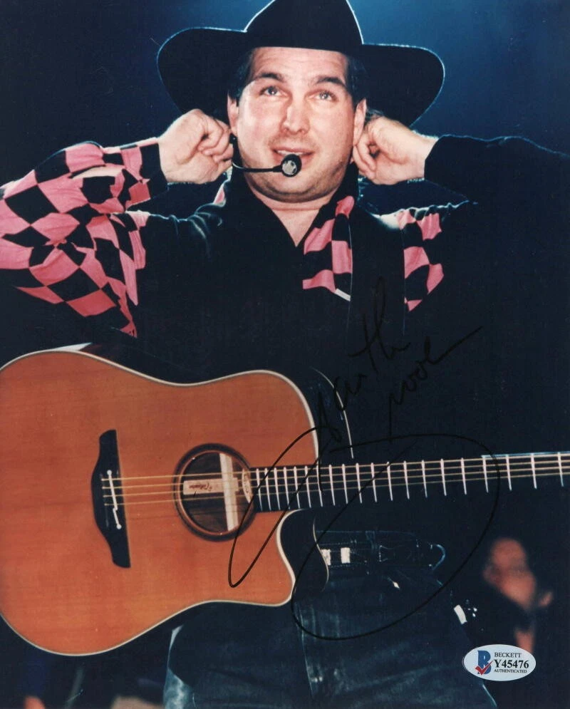 GARTH BROOKS SIGNED AUTOGRAPH 8X10 PHOTO - COUNTRY, BEAUTIFUL FULL GRAPH BECKETT