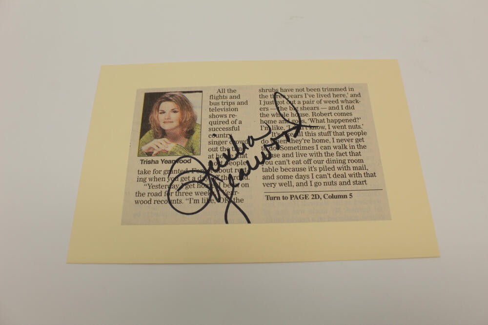 TRISHA YEARWOOD SIGNED AUTOGRAPH MAGAZINE CUT - COUNTRY MUSIC, GARTH BROOKS WIFE