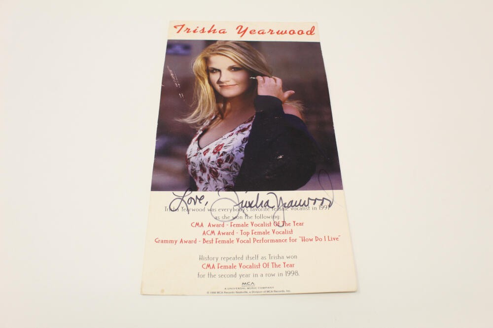 TRISHA YEARWOOD SIGNED AUTOGRAPH 1998 COUNTRY MUSIC AWARDS CMA PROMO FLYER