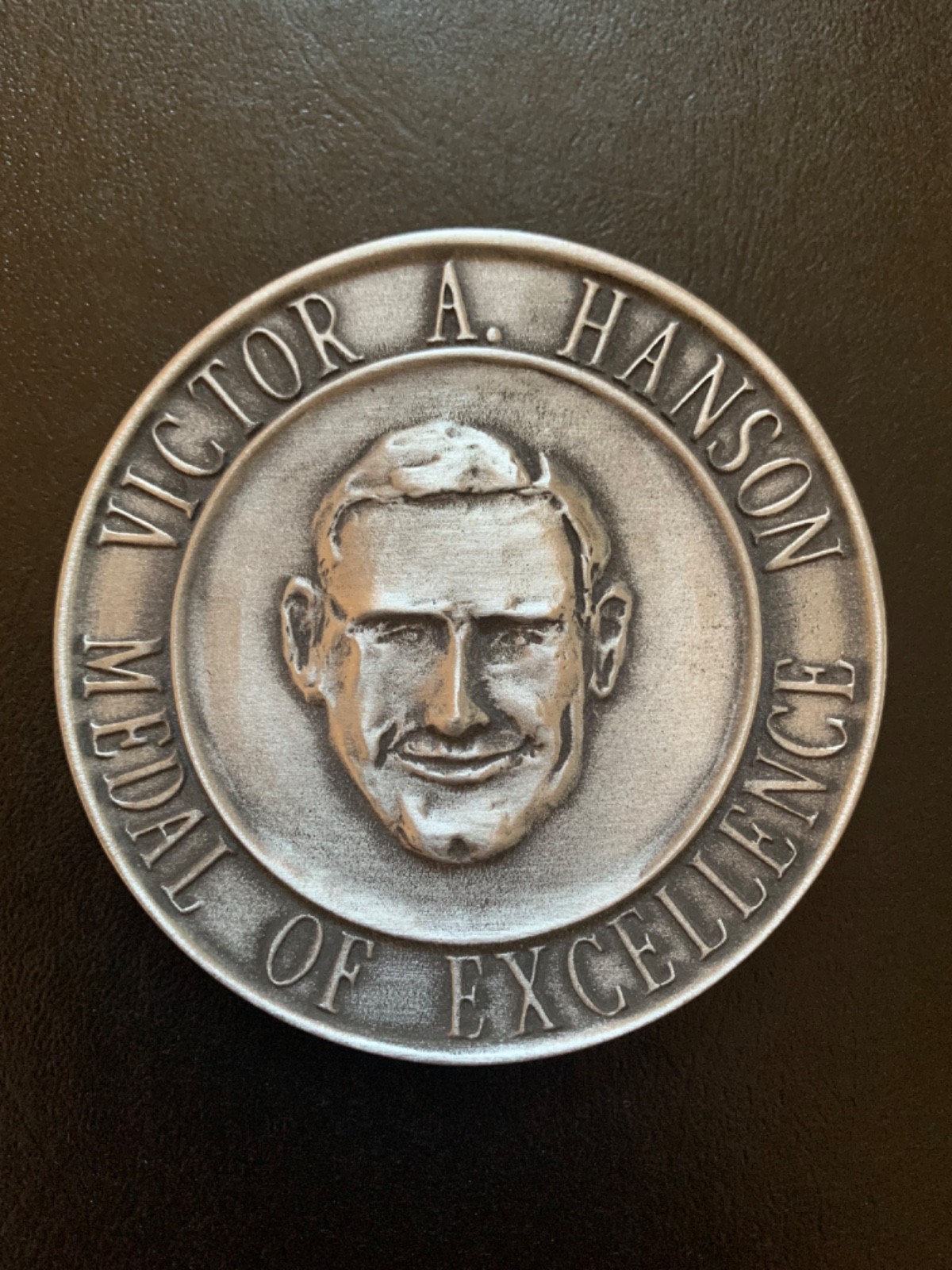 LAWRENCE MOTEN PERSONALLY OWNED VIC HANSON AWARD FROM 2009      SYRACUSE LEGEND