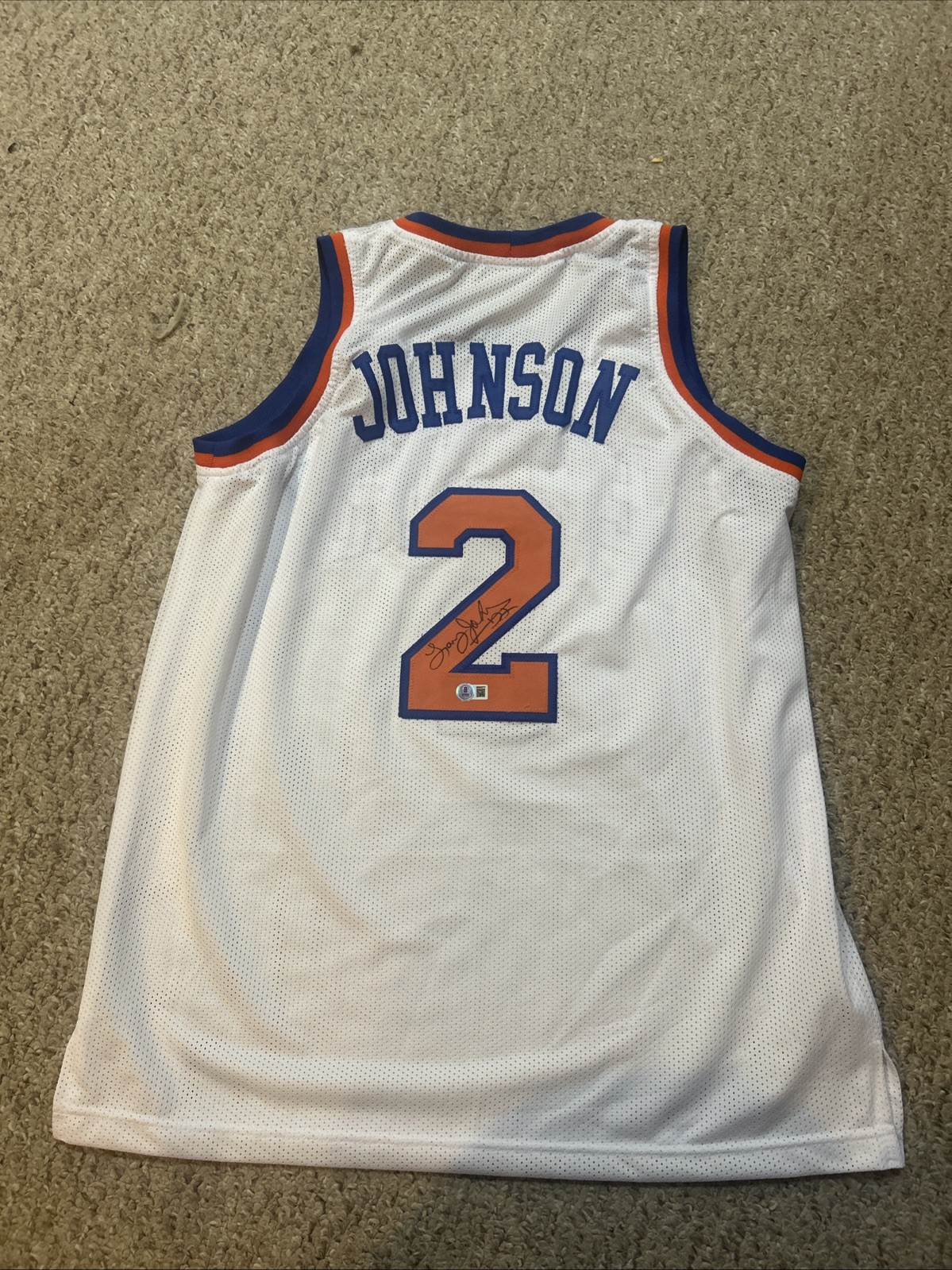 NEW YORK KNICKS- LARRY JOHNSON SIGNED AUTOGRAPH JERSEY BECKETT BAS COA