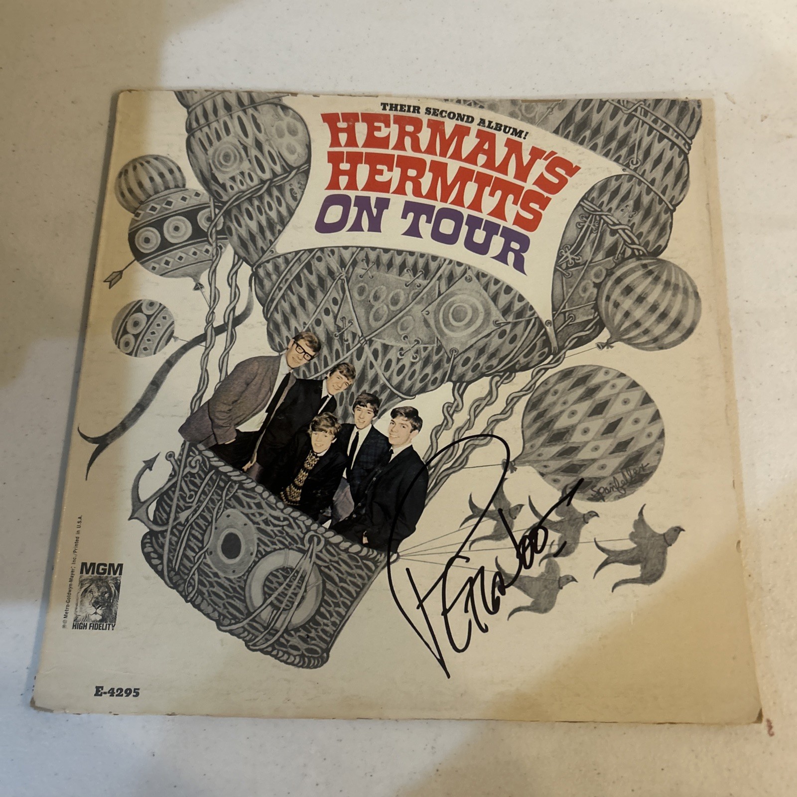 PETER NOONE HERMANS HERMITS SIGNED AUTOGRAPH VINYL ALBUM ACOA ON TOUR RECORD
