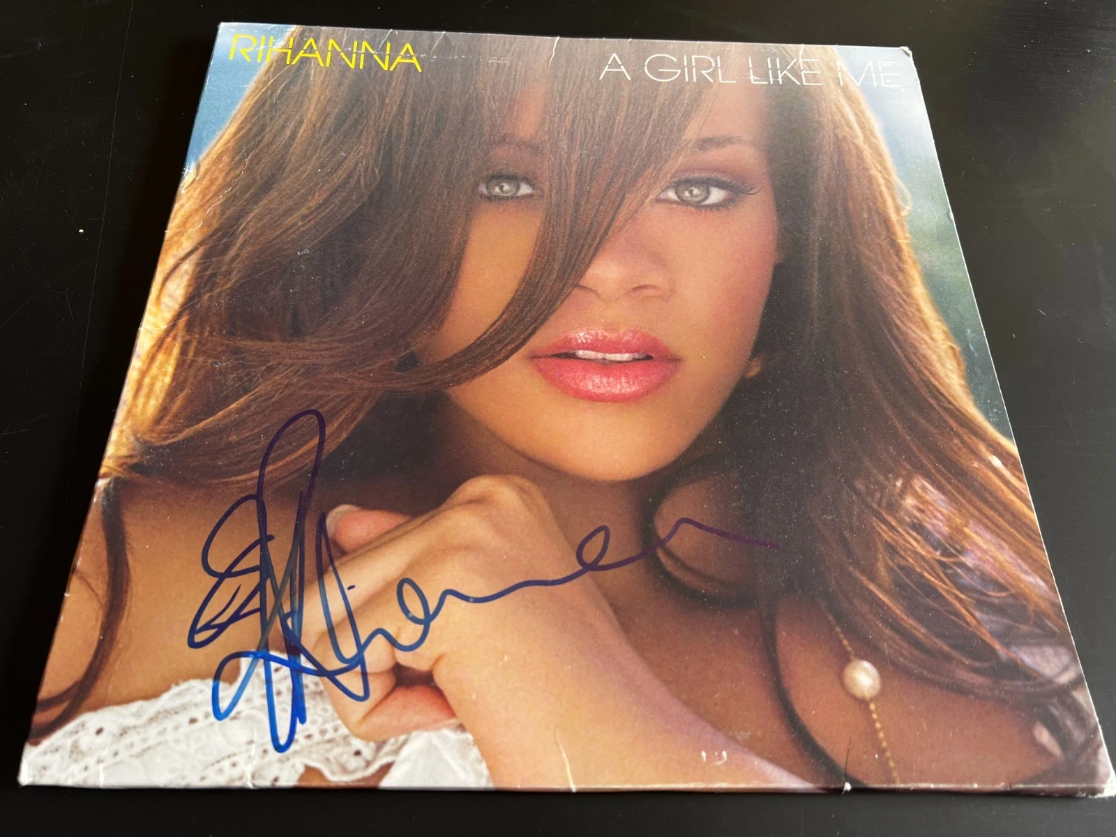 RIHANNA SIGNED AUTOGRAPH VINYL LP ALBUM GIRL LIKE ME BECKETT BAS COA D