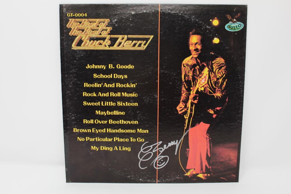 CHUCK BERRY SIGNED AUTOGRAPH ALBUM VINYL RECORD - THE BEST OF FATHER OF ROCK JSA
