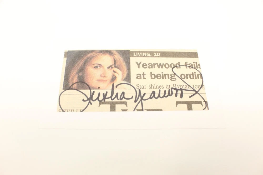 TRISHA YEARWOOD SIGNED AUTOGRAPH MAGAZINE CUT - COUNTRY STAR, GARTH BROOKS WIFE