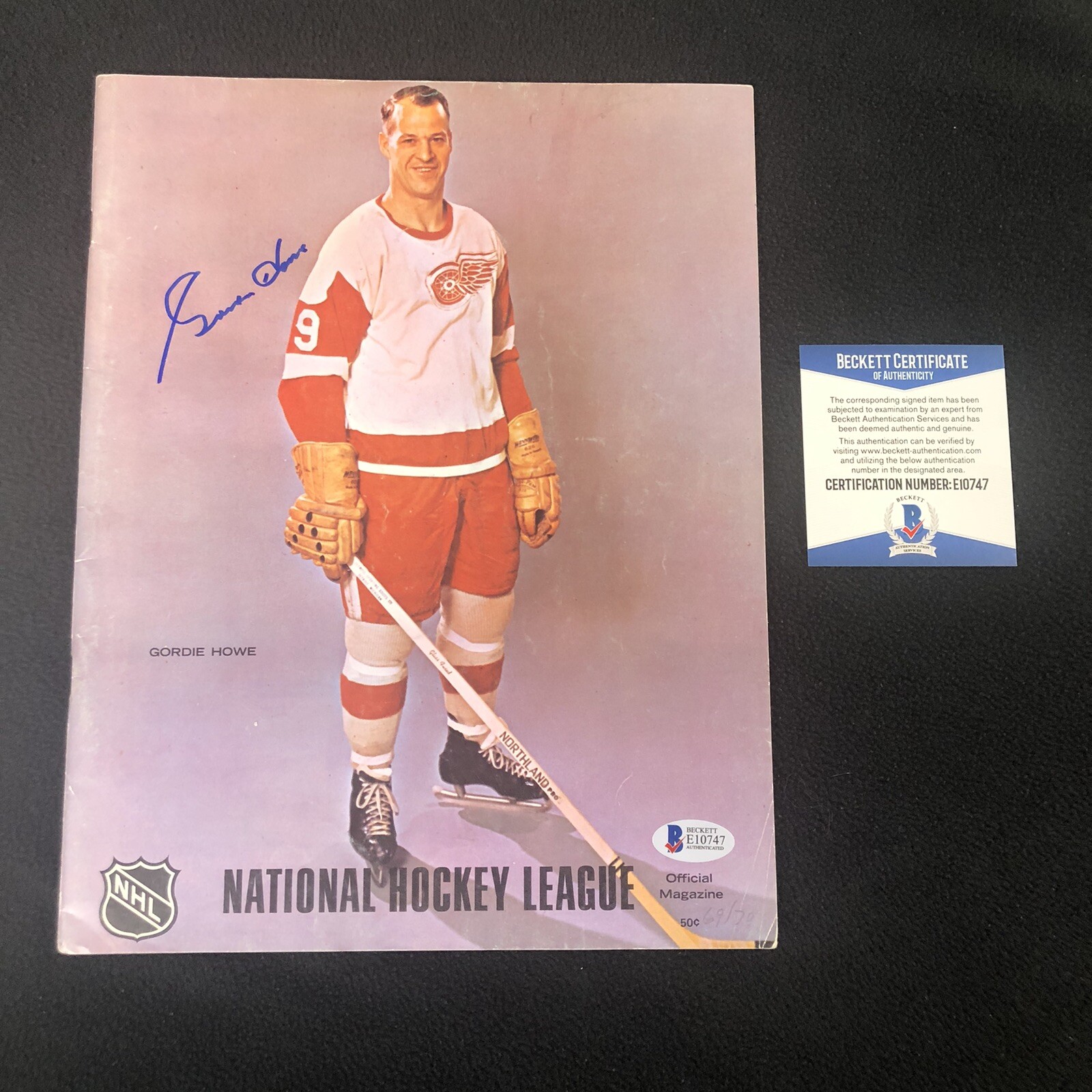 Gordie Howe Signed Detroit Red Wings Game Program Beckett COA