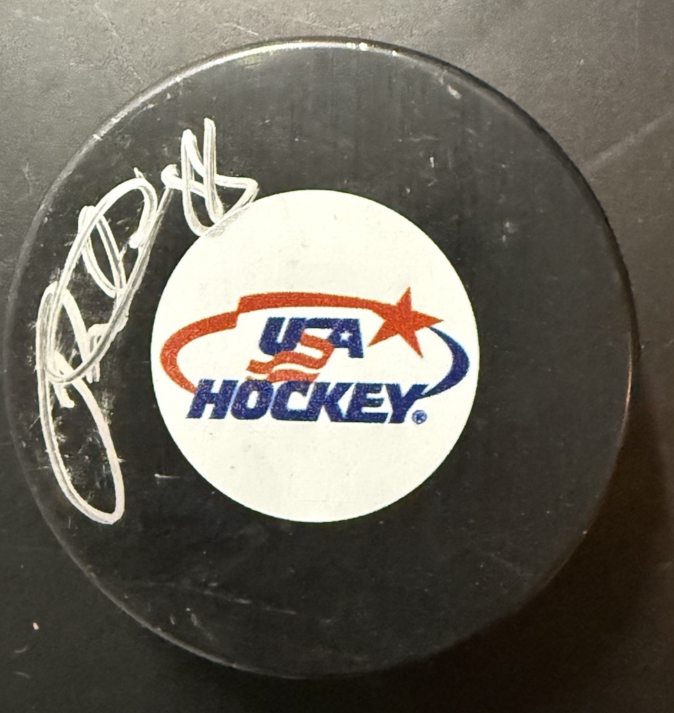 PATRICK KANE signed (TEAM USA) Red Wings Blackhawks hockey puck BECKETT BM02741