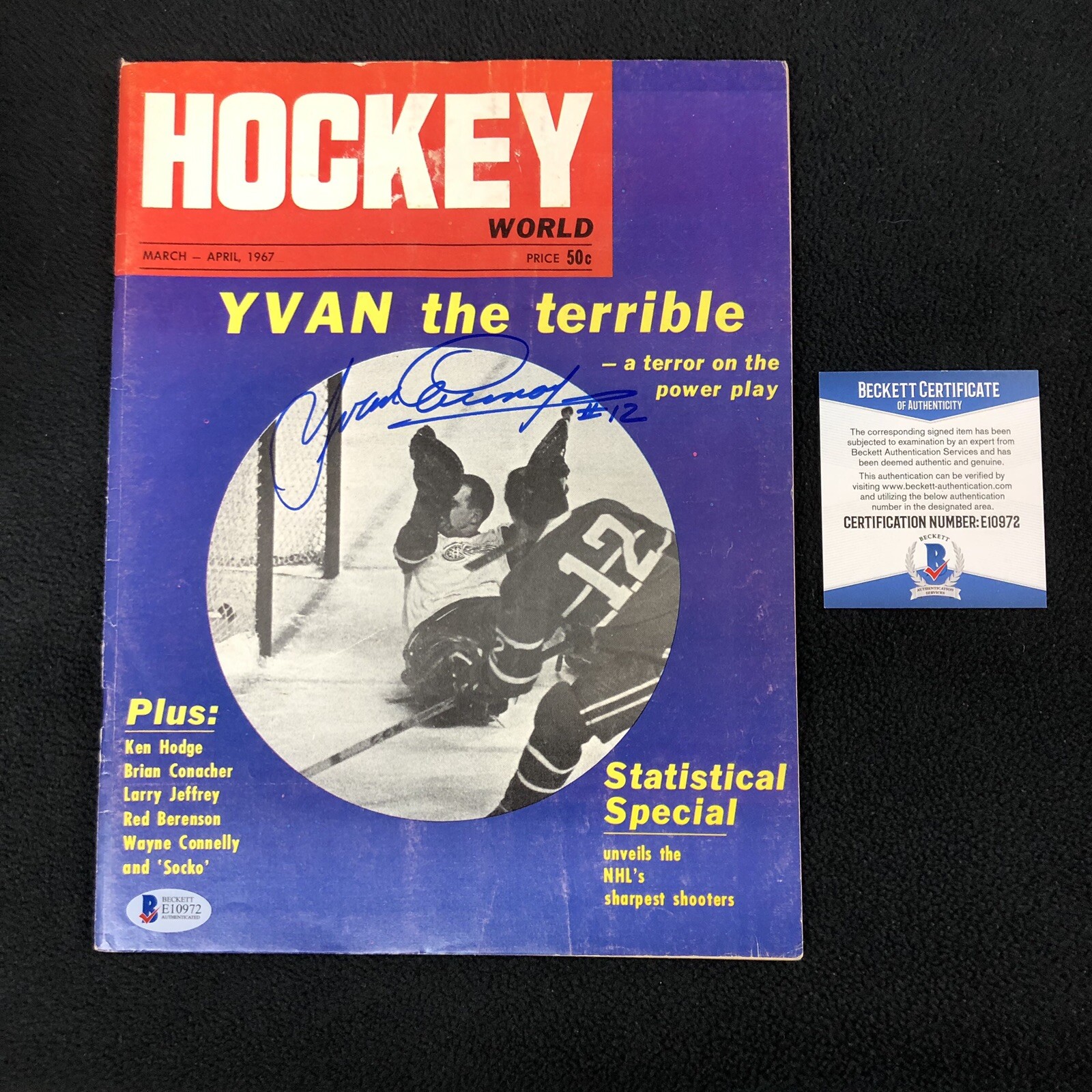 YVAN COURNOYER SIGNED MONTREAL CANADIENS 1967 HOCKEY WORLD MAGAZINE BECKETT COA COLLECTIBLE MEMORABILIA