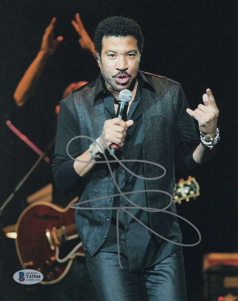LIONEL RICHIE SIGNED AUTOGRAPH 8x10 PHOTO - DANCING ON THE CEILING W/ BECKETT