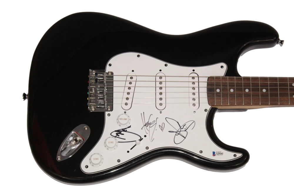 PARAMORE BAND X3 SIGNED AUTOGRAPH BLACK FENDER GUITAR HAYLEY WILLIAMS + BECKETT
