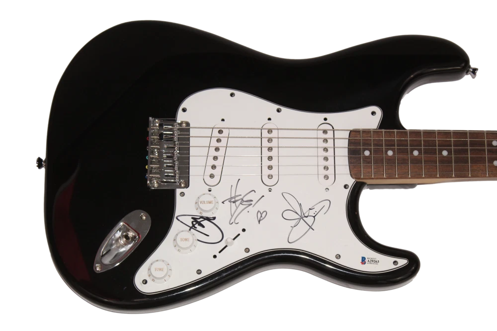 PARAMORE BAND (X3) SIGNED AUTOGRAPH BLACK FENDER GUITAR HAYLEY WILLIAMS BECKETT