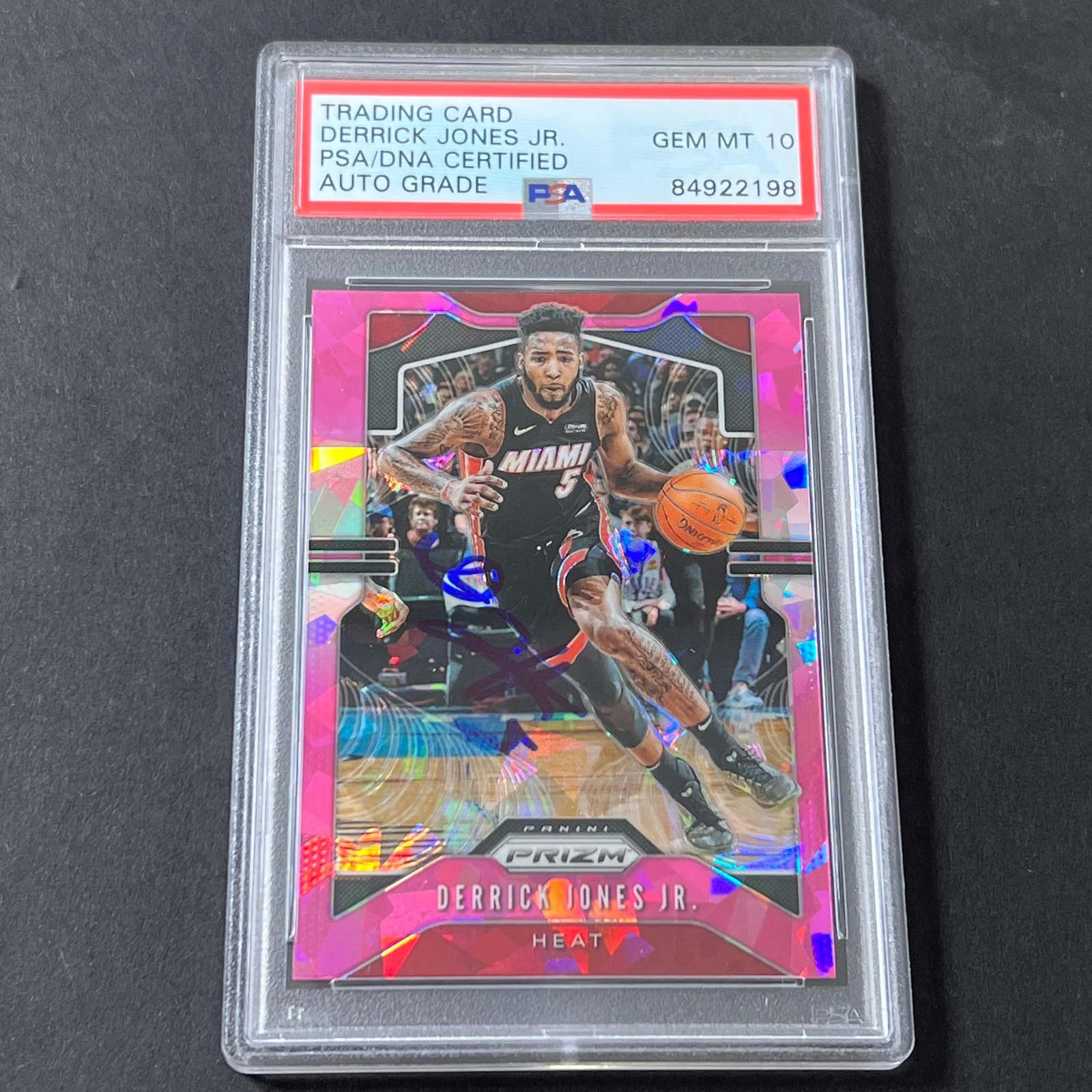 2019-20 Panini Prizm Pink Cracked Ice #150 Derrick Jones Jr. Signed Card AUTO 10
