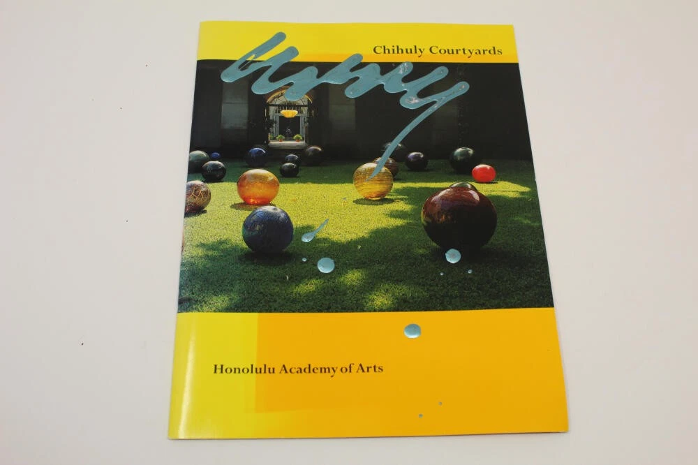 DALE CHIHULY SIGNED AUTOGRAPH W/ PAINT ON COVER CHIHULY COURTYARDS BOOK MAGAZINE