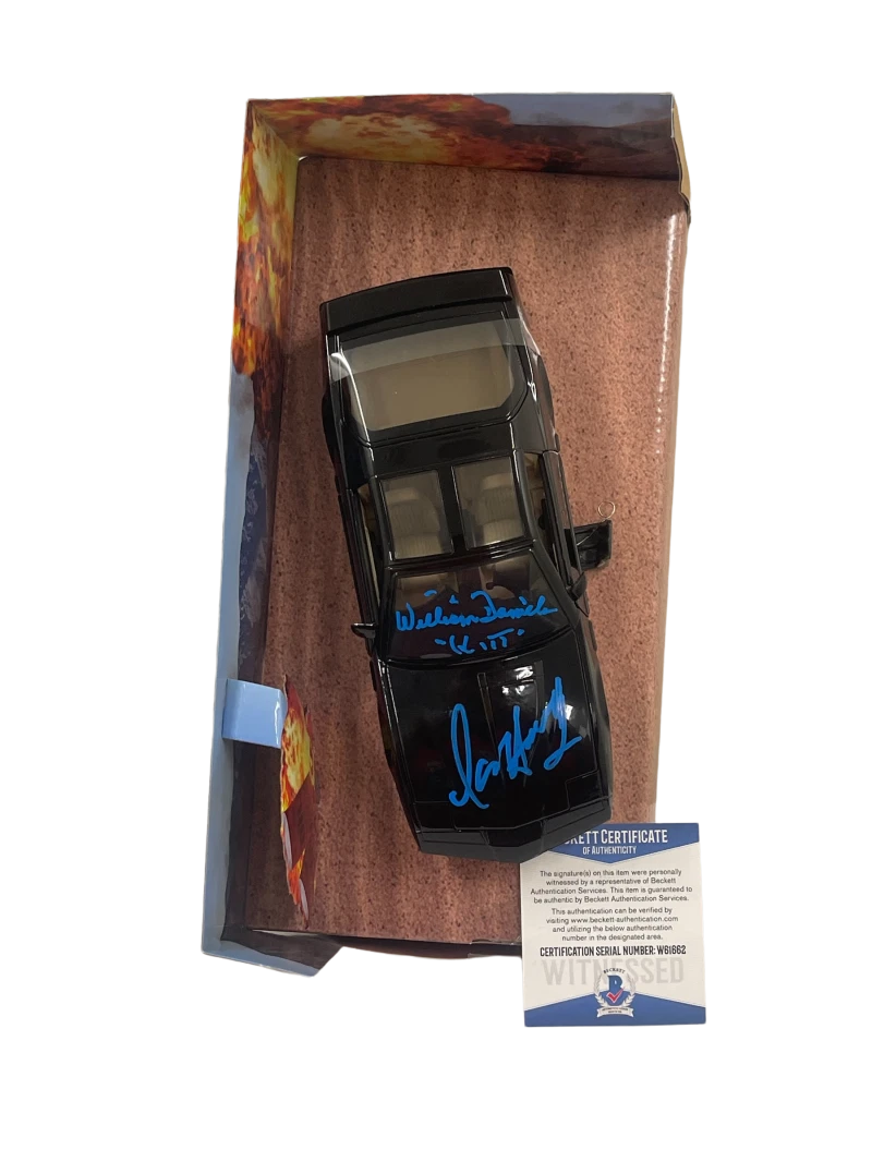 DAVID HASSELHOFF WILLIAM DANIELS SIGNED KNIGHT RIDER DIECAST 1:24 CAR BECKETT 67